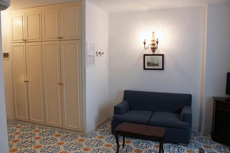 06.wardrobe-sofa-02