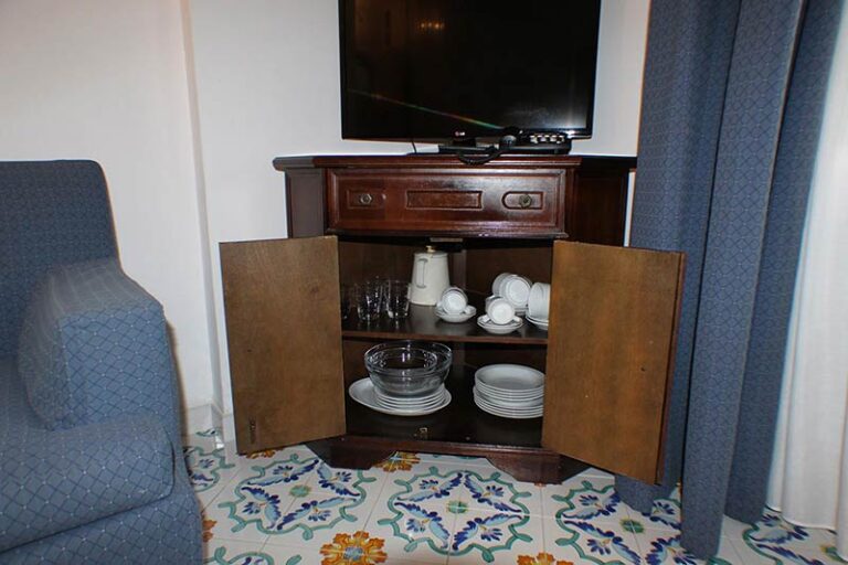 13.plates-glasses-cups-02